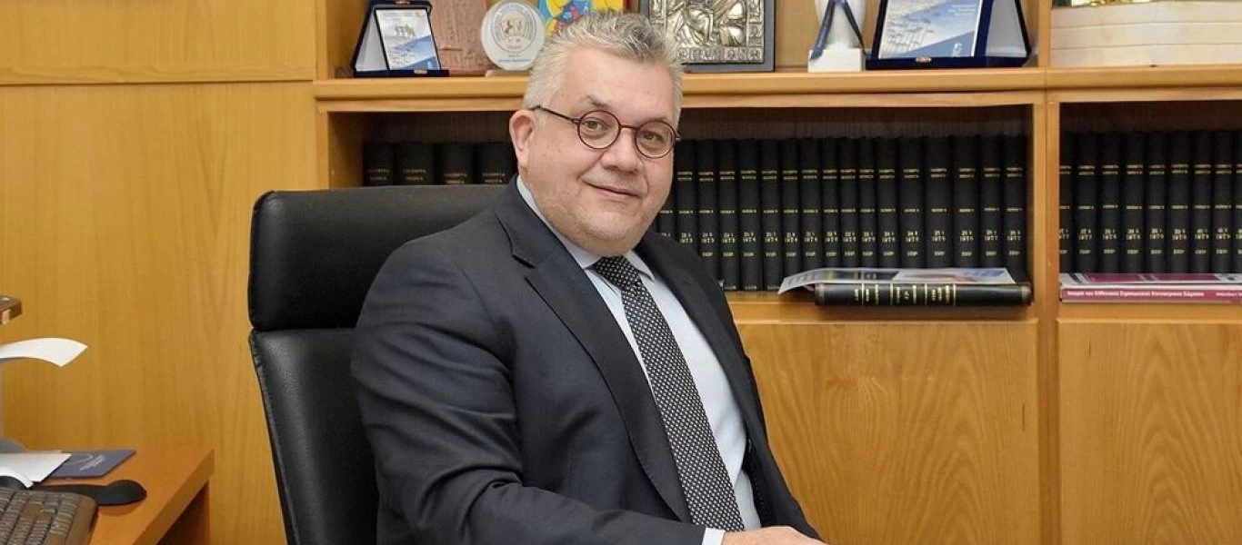 Ο πρύτανης του ΑΠΘ επιμένει ότι ορθώς εμβολιάσθηκε κατά προτεραιότητα